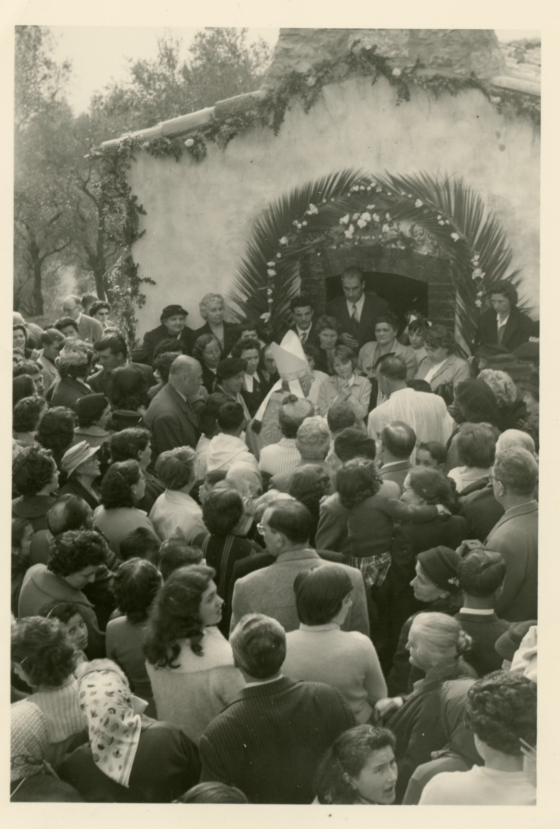 L'vque au milieu de la foule.